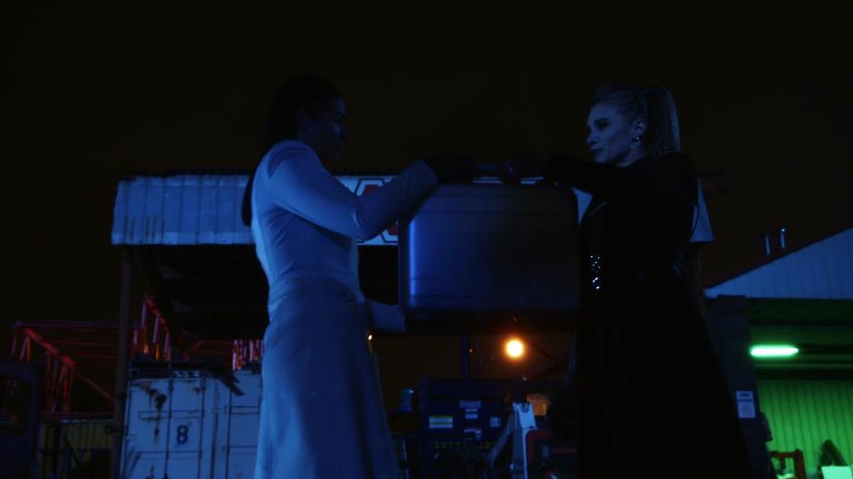 Marlize hands a suitcase of money over to Amunet.