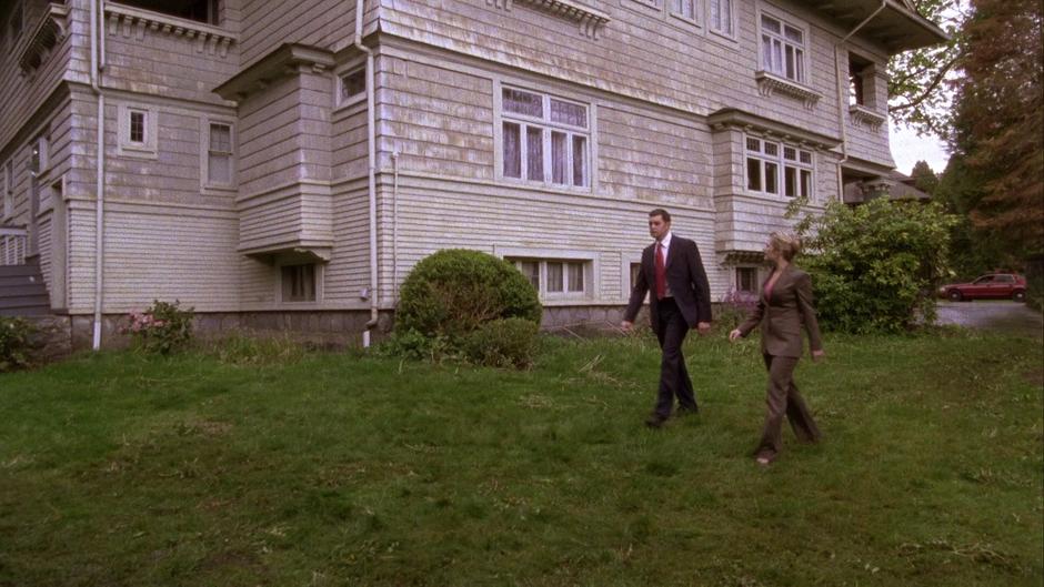 Lassiter and Juliet approach the shed behind the house.