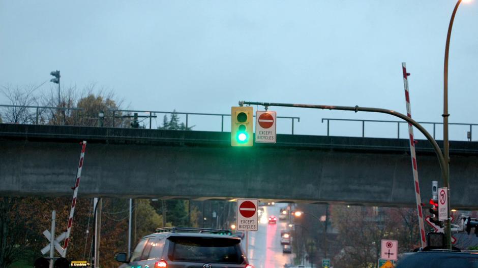 The light remains green as Councilman Grovner approaches.