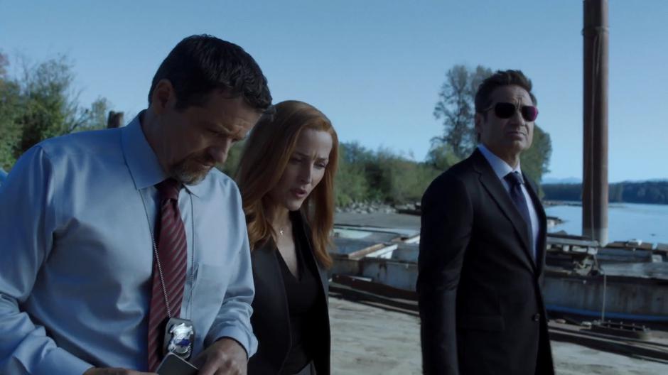 Detective Costa explains the circumstances of the crime to Sculyl and Mulder.