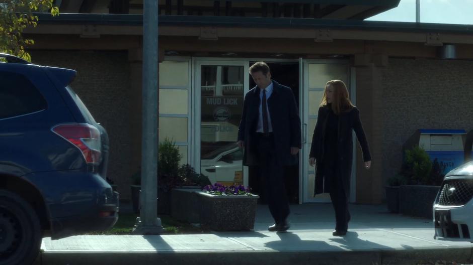 Mulder and Scully decide to talk to the homeless man they encounted outside the morgue.