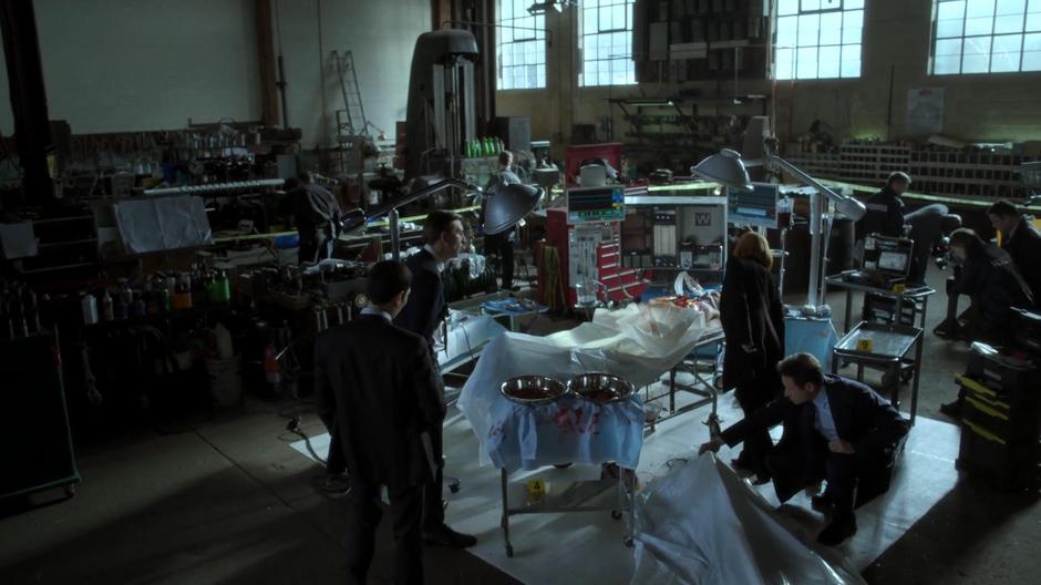 Scully and Mulder examine the two bodies while the two local detectives tell them about the scene.