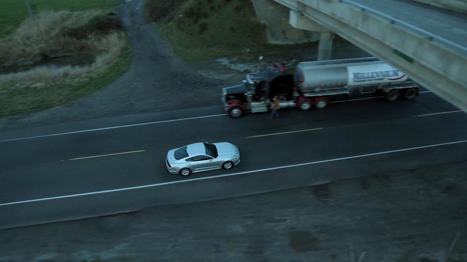Mulder drives back the way he came from while the truck driver has stopped under an overpass.