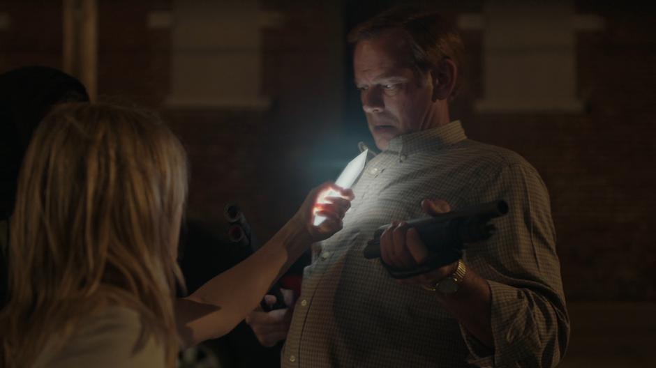 Tandy holds her dagger up to Connors after cutting his shotgun in half.