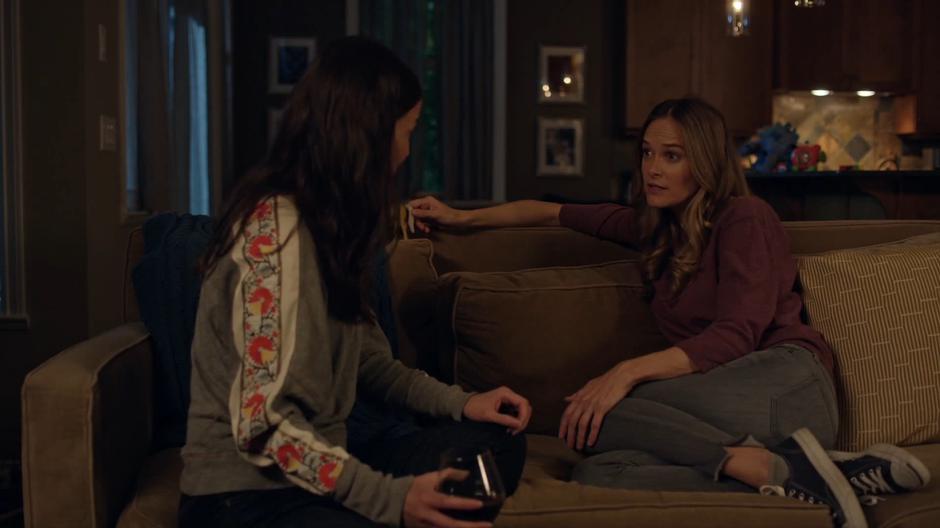 Emma sits on the couch with Carmen and talks to her in the evening.