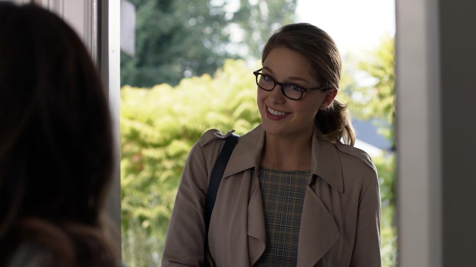 Kara greets Elizabeth Hawkings at the front door.