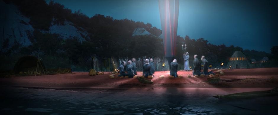 Aradar chants while a group of Kelpiens kneel around the strange object.