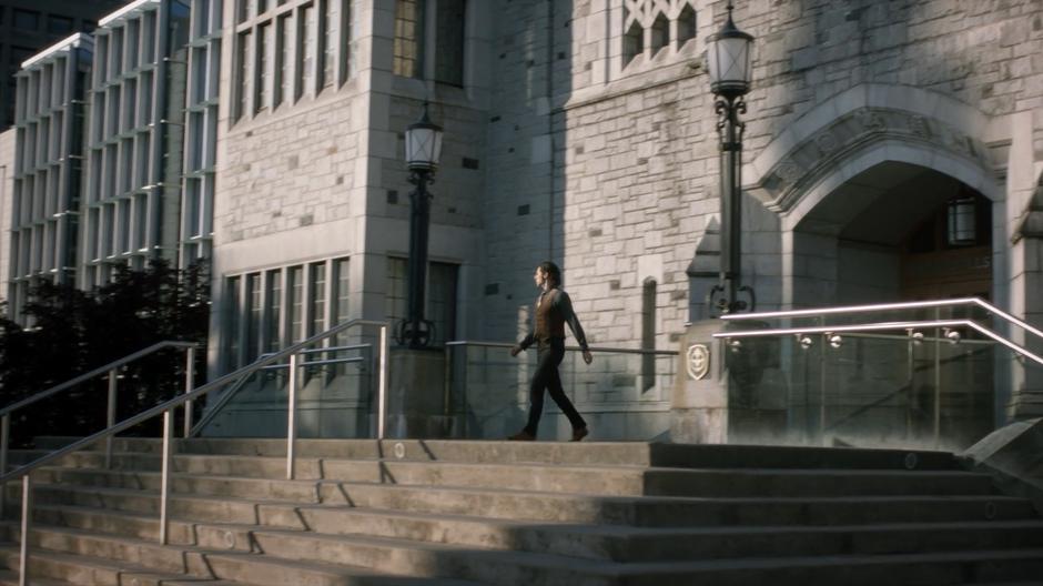 Eliot rushes out of the building and looks around for Margo.