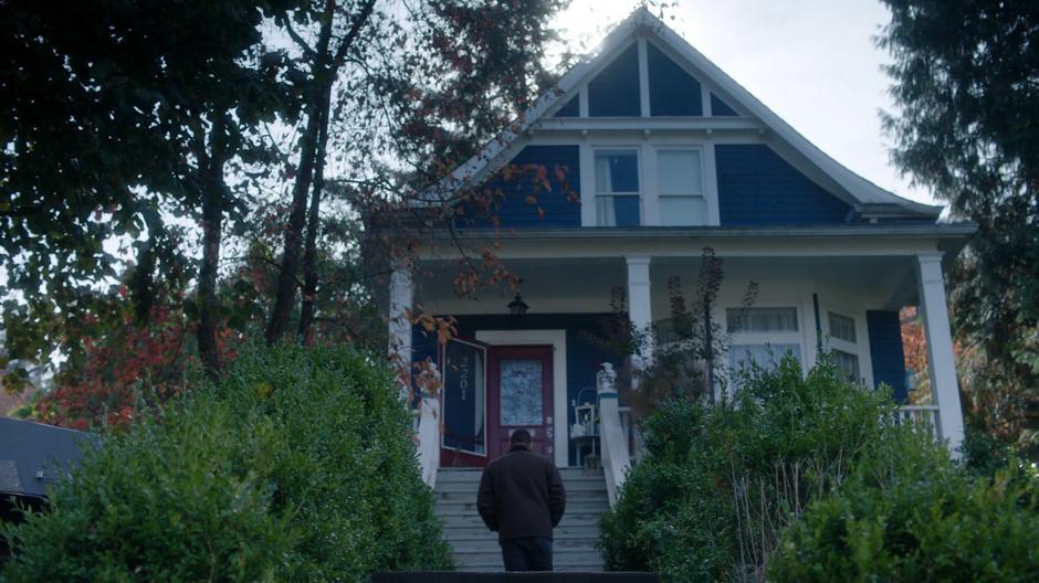 Xander walks over to his mother's house from Dale's car.