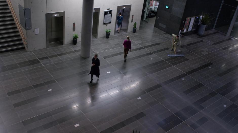 Snowbird follows Lena into the elevator while posing as Kara.