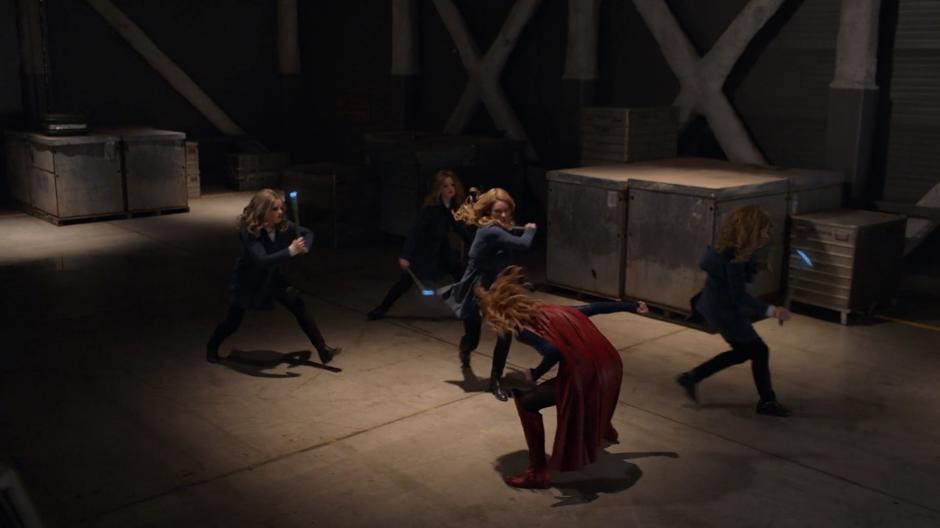 Kara fights against four duplicates of Eve.