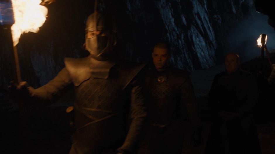 Gret Worm leads Varys down to the beach by torchlight.