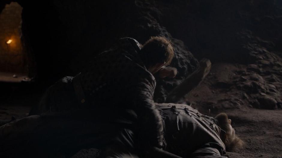 Euron tackles Jaime to the ground and stabs him with his knife.