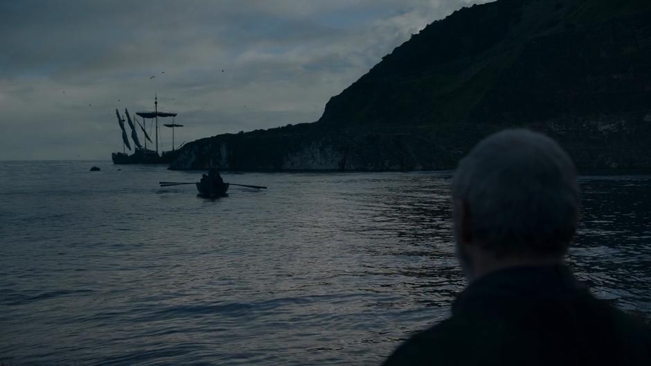 Davos watches from the shore as Jon & Tyrion's boat is rowed ashore.