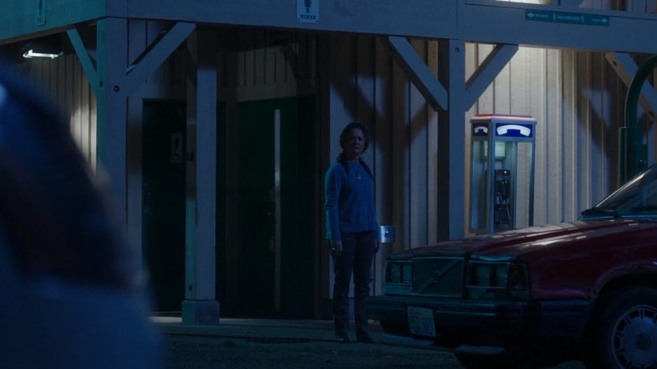Helen looks around for Rick and notices the suspicious van.
