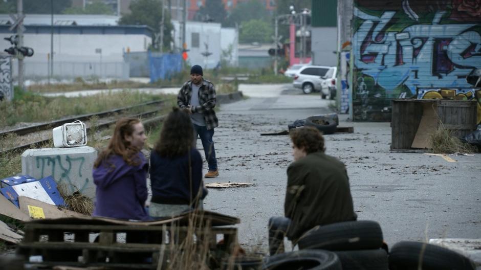 Baron walks back to where Annie, Pippi, and Oliver are sitting.