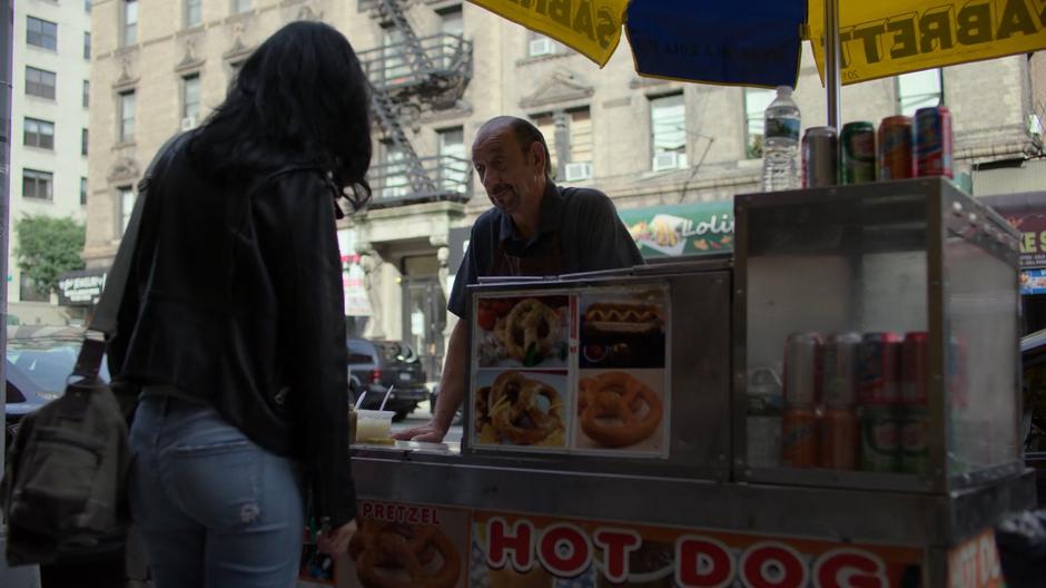Jessica asks the hot dog vendor what is the cheapest food he has.