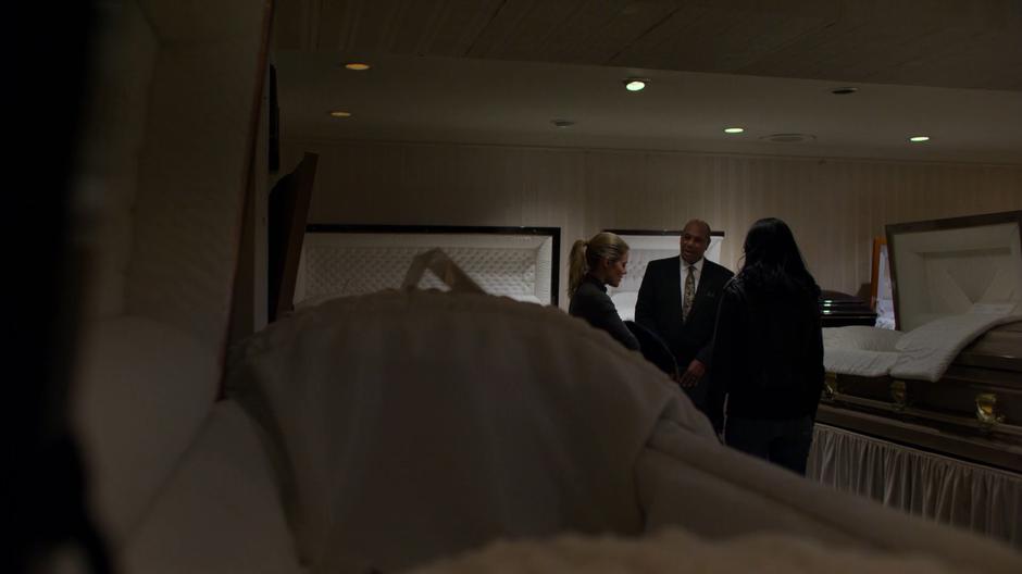 The funeral director tells Trish and Jessica about Dorothy's wishes.