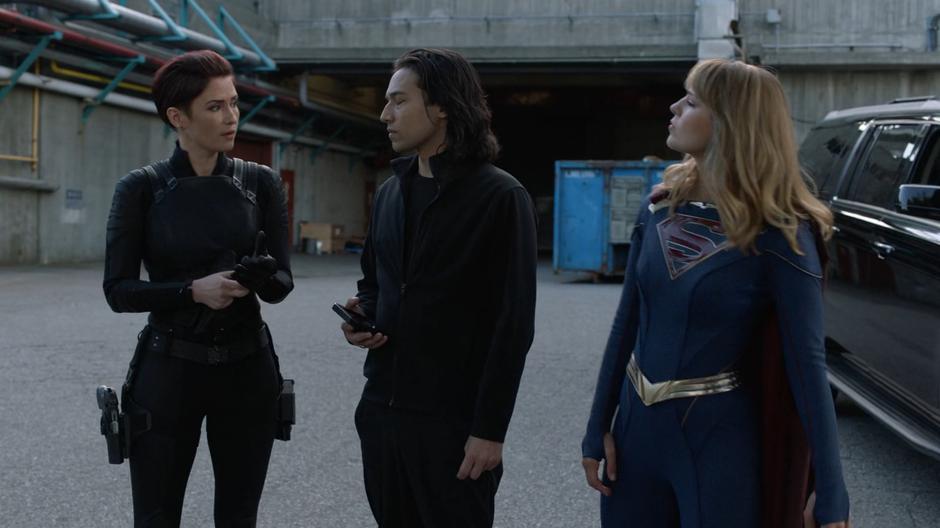 Alex, Brainy, and Kara talk outside after their failed attempt to capture Malefic.