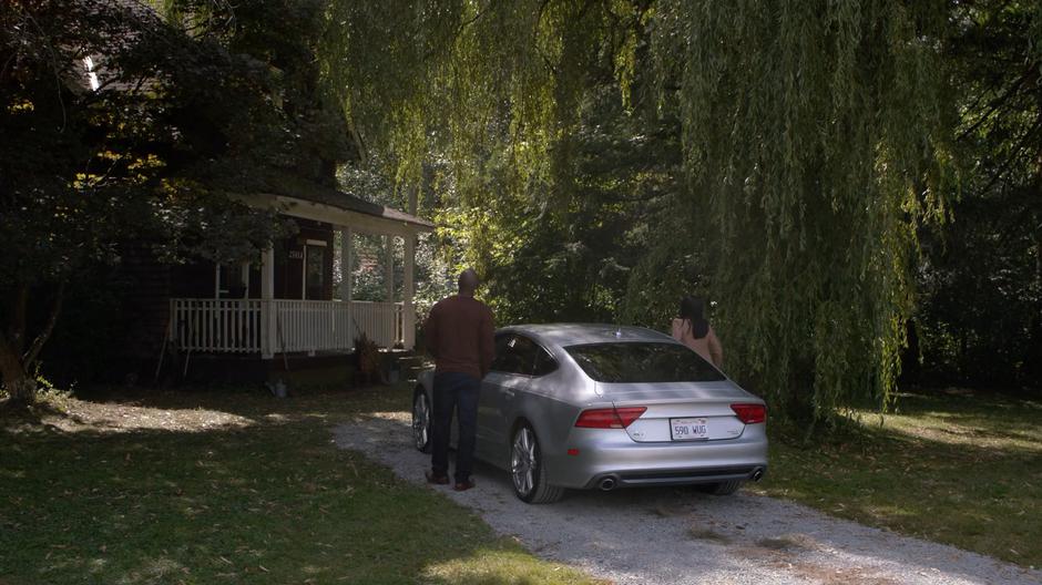 James and Kelly get out of their car and look at Aunt Vi's house.