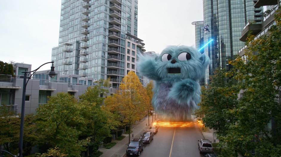 Ray and Kara fly around Beebo to distract it while Barry zips around trying up its legs.