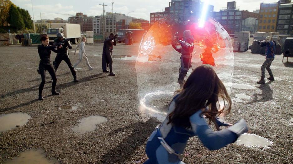 Alex, Diggle, Sara, J'onn, Nia, and Rene attack the shield that the Anti-Monitor has raised around himself.