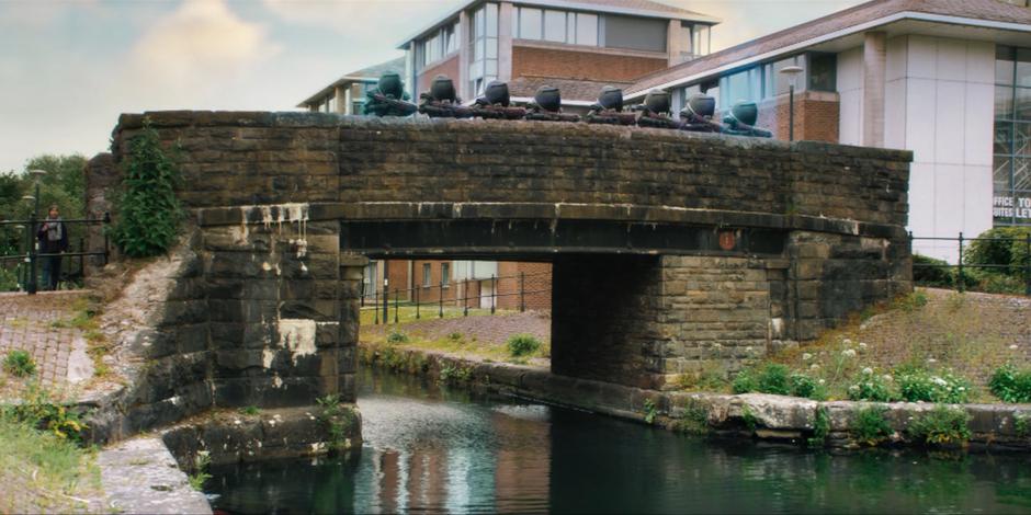 A group of Jadoon teleport onto a bridge.