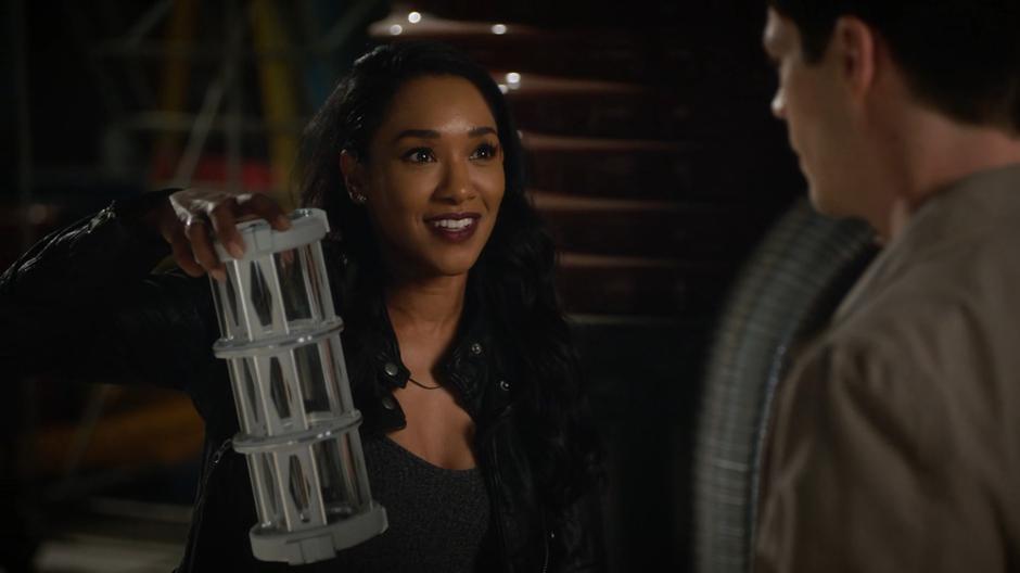 Iris holds up the containment device she grabbed while Amunet and Goldface were distracted with one another.