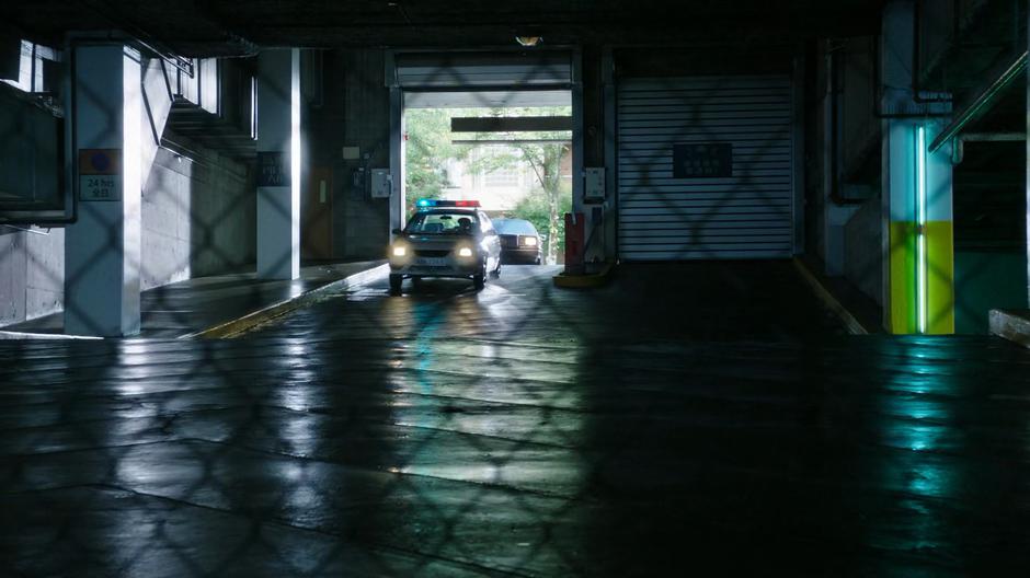 The motorcade drives down into a parking garage while being pursued by the gang on scooters.
