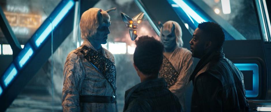 Booker tries to talk the Andorian guard into letting Michael into the Mercantile.