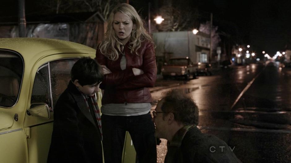 Emma, Henry, and Archie talk in the middle of a Storybrooke street.