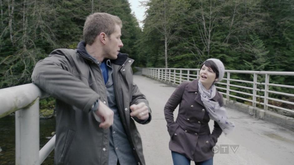 Mary Margaret arrives at the bridge to have a picnic with David.