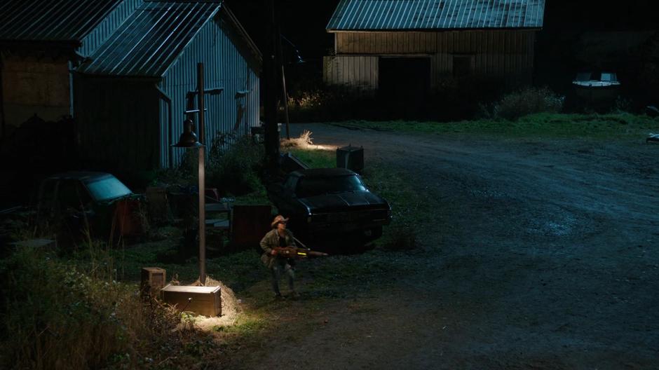 Spooner runs outside with her giant gun as the Waverider flies overhead.