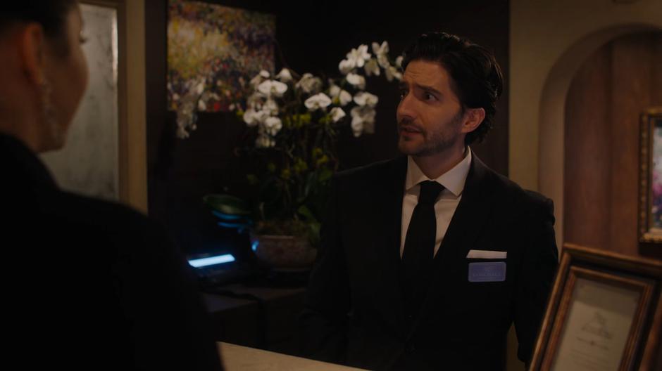 The hotel concierge informs Harry and Macy about the issue with their reservation.