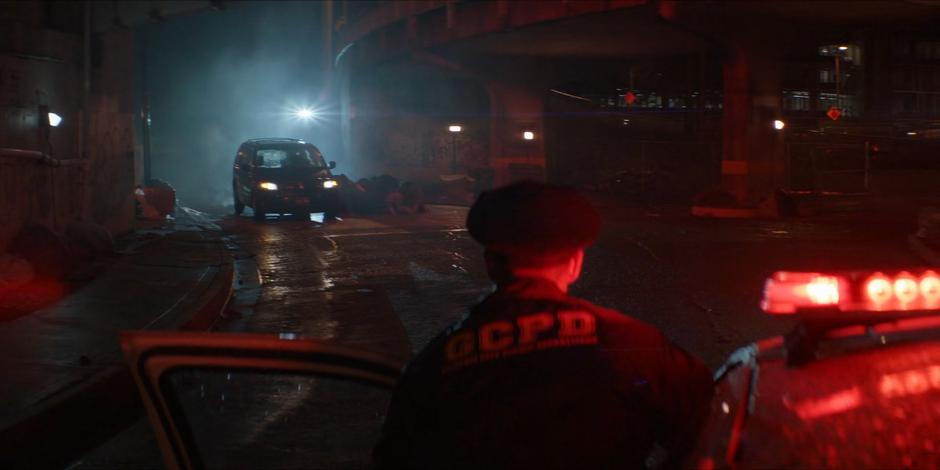 A cop calls in the attack on the street.