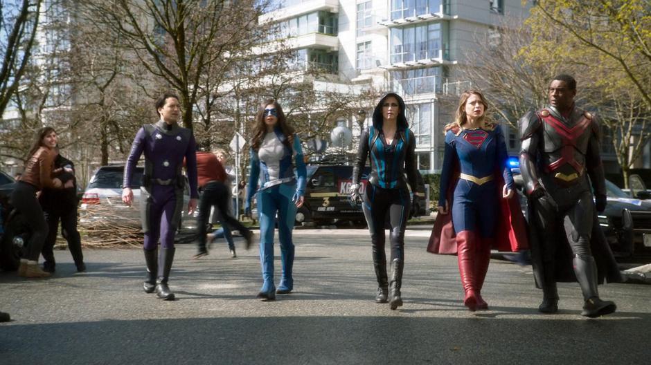 Brainy, Nia, Alex, Kara, and J'onn arrive downtown to find people in a panic.