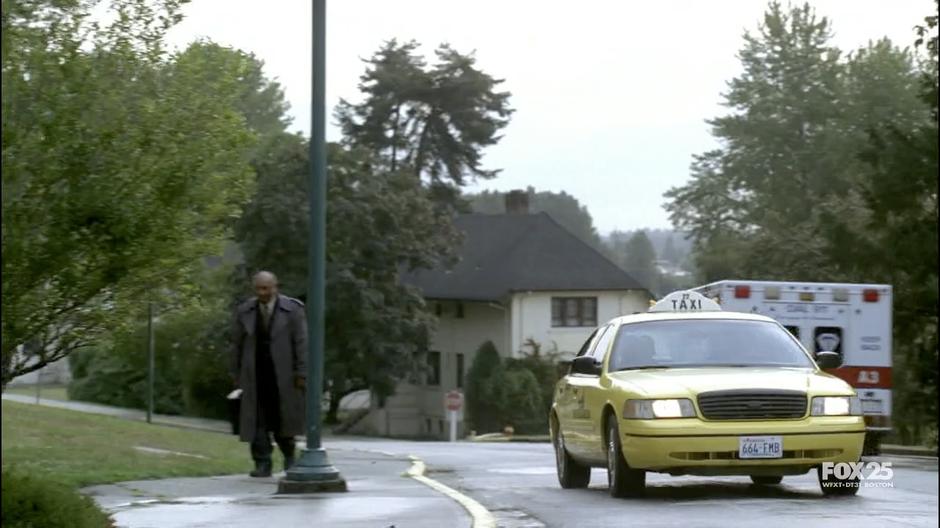 The Fringe team arrives at the hospital in a taxi.