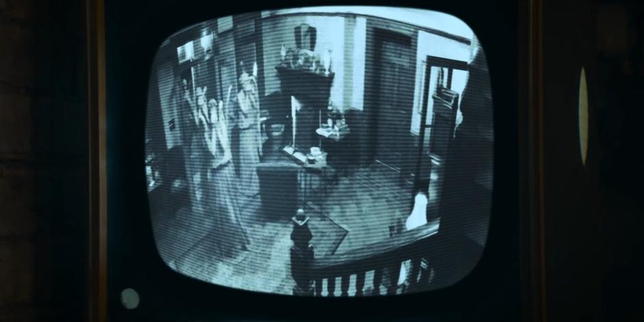 Several Weeping Angels are visible entering the front hall on the TV screen.
