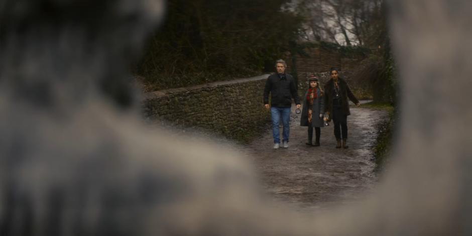 Dan, Peggy, and Yaz stop when they see the Weeping Angel.
