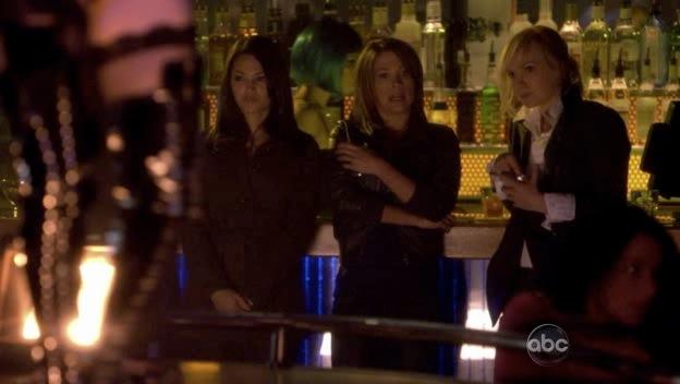The girls talk at the bar.