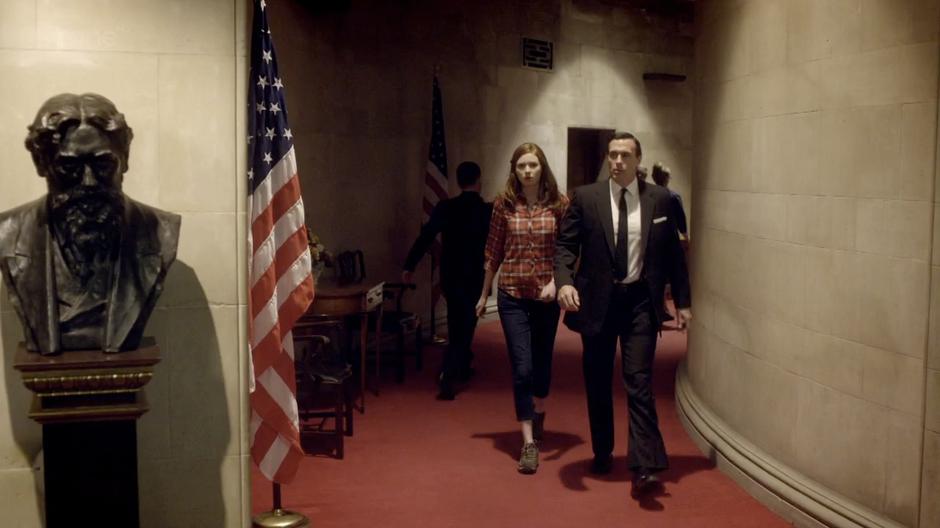 Amy is escorted to the bathroom by a Secret Service agent.