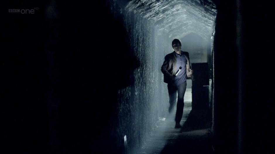 Rory runs through a tunnel in search of Jennifer.