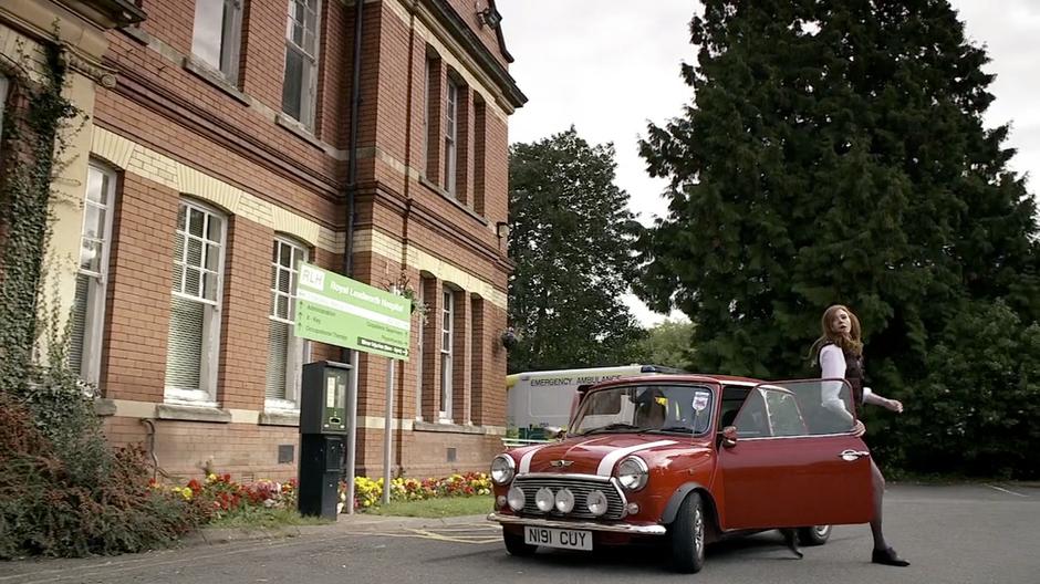 Amy & Rory arrive at the hospital.