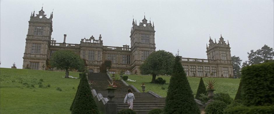 Young Rachel Dawes runs back to Wayne Manor after Bruce falls into the well.