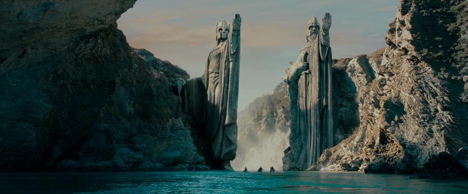 The Fellowship passes between the Argonath on their approach to Nen Hithoel.