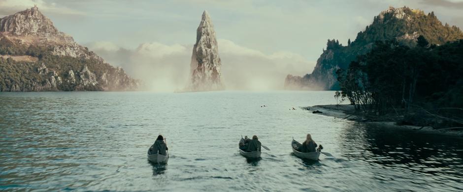 The Fellowship pulls up to the shore of Nen Hithoel.