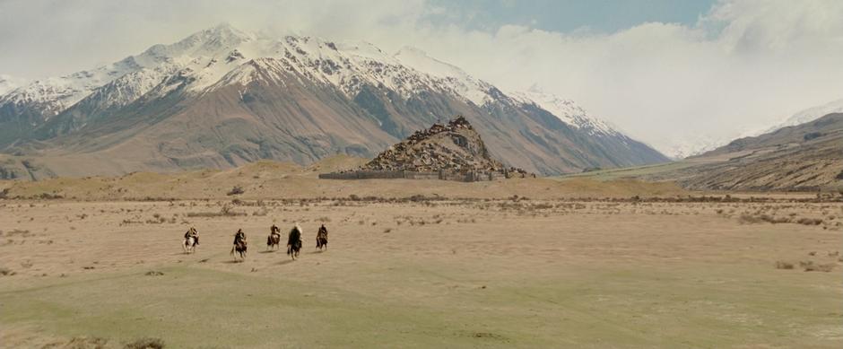 Theoden arrives back at Edoras from Isengard with the remaining members of the fellowship.