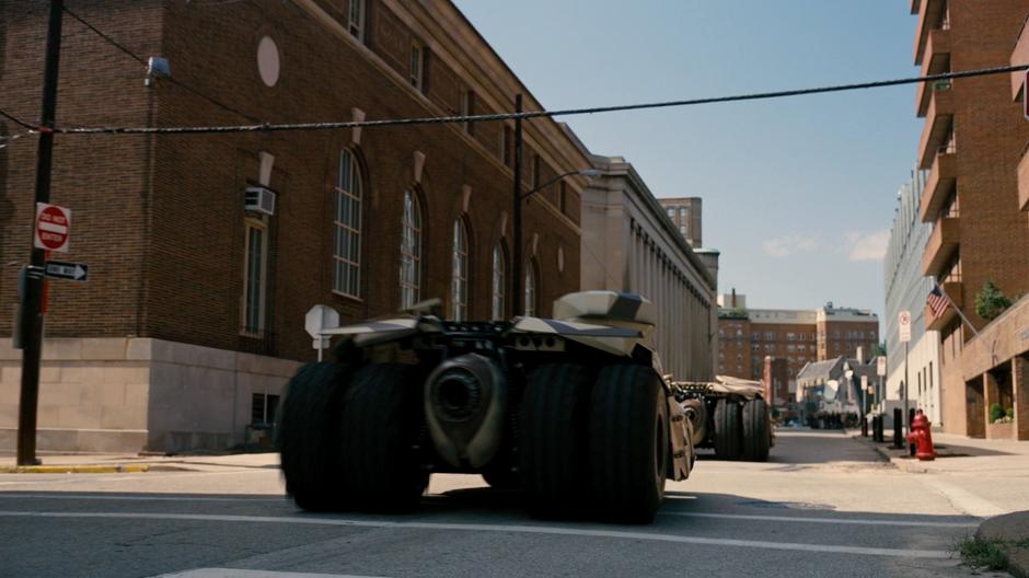 Bane's tumblers drive up to the prison.