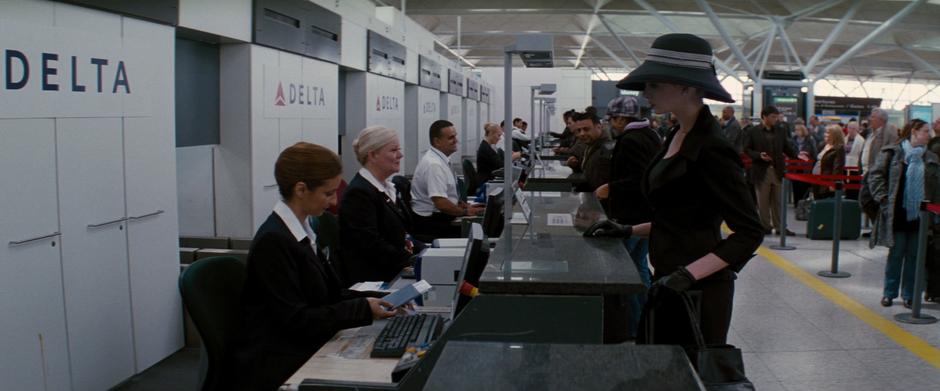 Selina checks into her flight at the Delta desk.