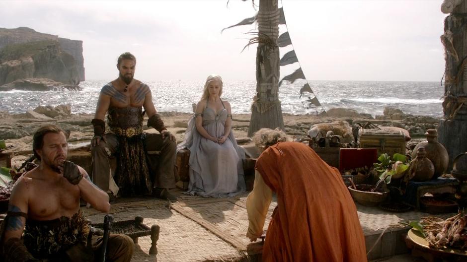 Danaerys and Khal Drogo receive a gift for their wedding.